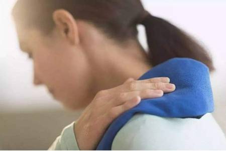 判断肩周炎的五个症状表现女性肩膀酸痛的原因