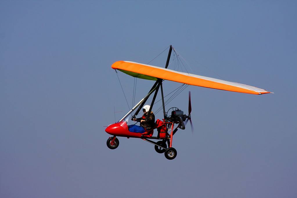 滑翔机是人类制造的最早的能在天空飞翔的飞行器.