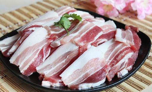 五花肉(又称肋条肉,三层肉)位于猪的腹部,猪腹部脂肪组织很多,其中又