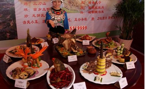 苗族的风俗习惯 苗族的饮食文化云南地区苗人多吃菜饭,即将玉米面拌
