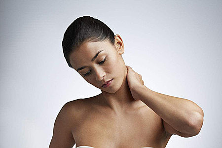 女性光滑颈部展现年轻状态，按摩保养减少颈纹