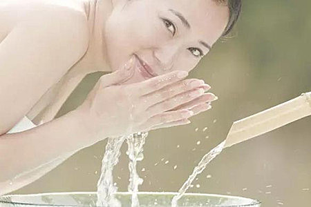 缺水肌肤易老易过敏，日常护肤帮女生实现嫩白