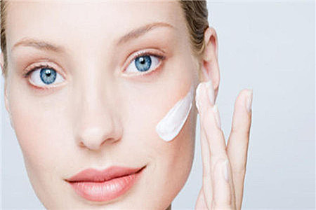 脸上护肤两大必备品，隔离霜和防晒霜的区别所在