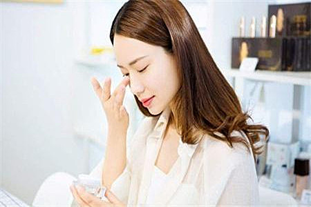 油性肌肤用洗面奶洁面就可以吗，掌握两种技巧有效缓解脸部出油率