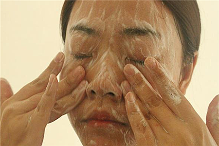 年过三十的女性应该如何做好脸部保养工作