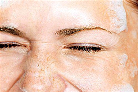 夏天护肤方式常犯错误，女性最需关注的肌肤保养两大误区