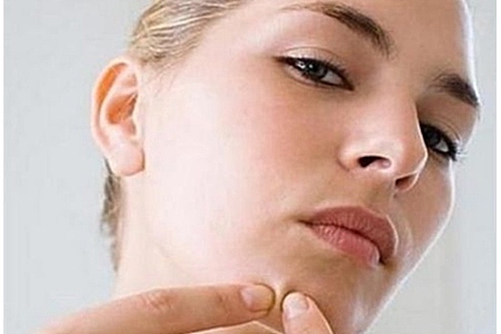 皮肤下巴长痘是激素失调，女性调理月经的四个方法