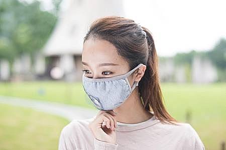 女生长时间戴口罩导致长痘，专家告诉你预防和治疗的方法