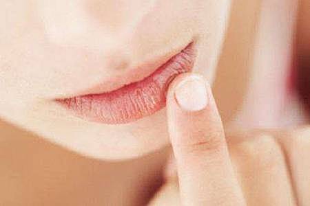 预防嘴唇干裂脱皮方法，冬季涂口红做好唇部护理