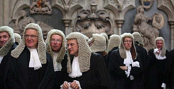 为什么英国的法官和律师要戴假发？