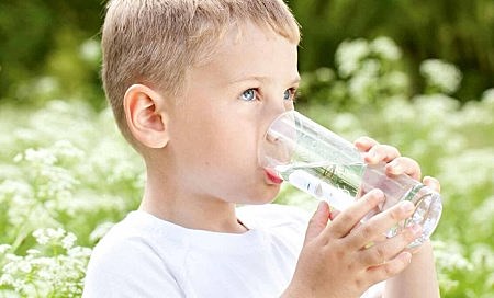 孩子流汗多那要多喝水？其实这样不对还可能伤害孩子