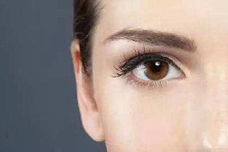 眼部保养使用眼霜效果最佳，但不是传说中到了一定年龄才能用