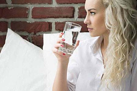 女性晨起喝水虽然排毒，但是三个讲究你要注意