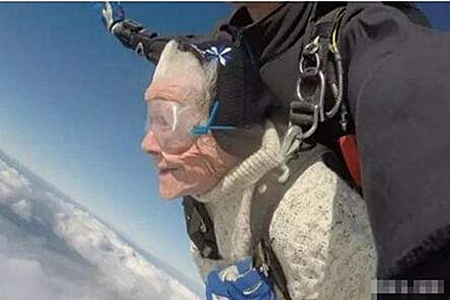 102岁奶奶玩跳伞!背后原因却很温情，女人长寿知识科普