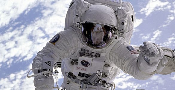 为什么宇航员要穿航天服?