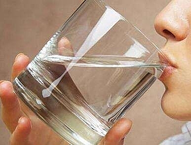 很多人都告诉你多喝水，但是多喝水真的特别好吗?