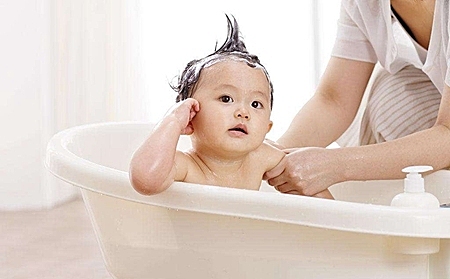 夏天给宝宝洗澡，妈妈们需要注意什么?