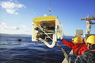 日本研发新型深潜机器人 可在海底捕获生物