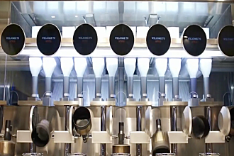 波士顿一餐馆实现机器人炒菜 人类厨师遭取代？