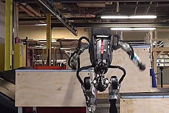 波士顿动力Atlas机器人秀操作：堪比全能运动员