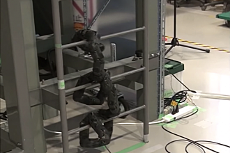 日本大学联合团队研发可竖直爬梯的蛇形机器人