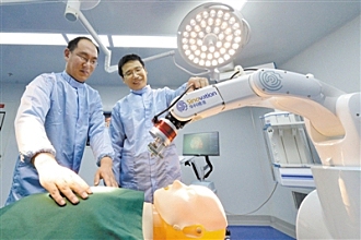 机器人“操刀” 神经外科手术
