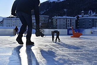 机器人学会滑冰技能 平衡不倒更稳健