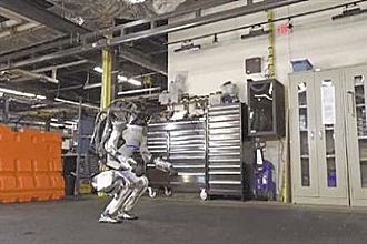 翻跟头、空中劈叉，机器人都能当体操运动员了！