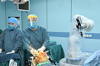 中国首例机器人全膝人工关节置换手术成功完成