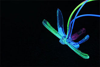 形状像”蜻蜓”的机器人可探测水中环境状况