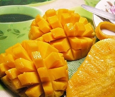 芒果怎么切，用锯齿边刀子将芒果切成三瓣！