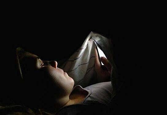 睡前不要玩手机，小心会让你失眠
