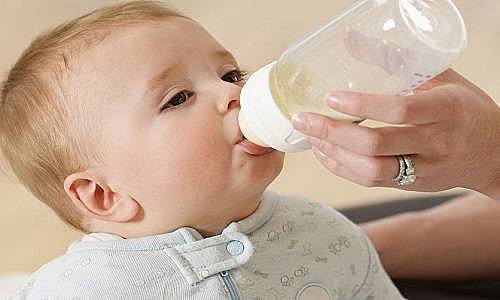 育儿百科：婴儿如何预防呛奶
