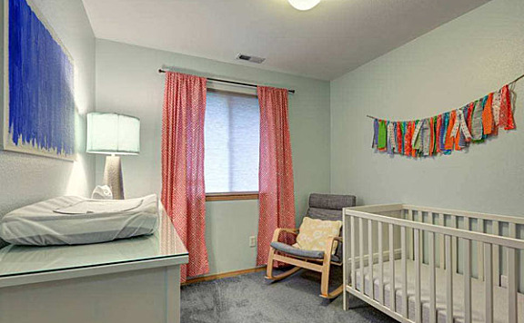 美国中学也设有育婴室