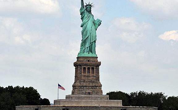 美国自由女神像是法国赠送的