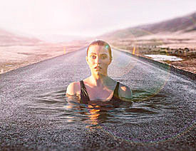Photoshop合成在马路上游泳的美女
