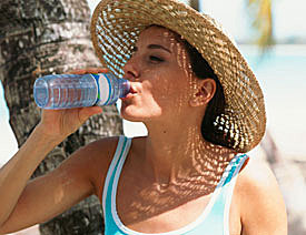 Photoshop抠出带着草帽喝水的美女