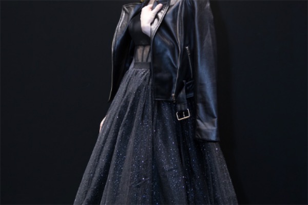 1,黑色皮衣 黑色短纱裙黑色皮衣可以选的和它颜色一样的黑色网纱裙