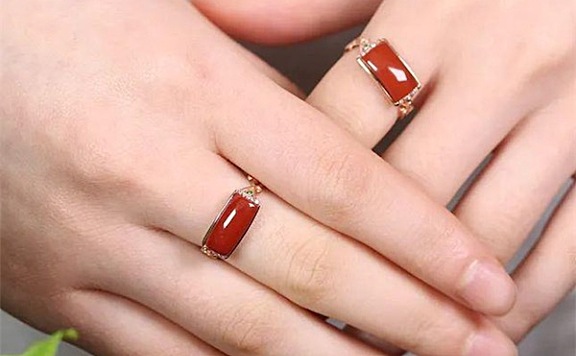 装饰戒指戴哪个手指