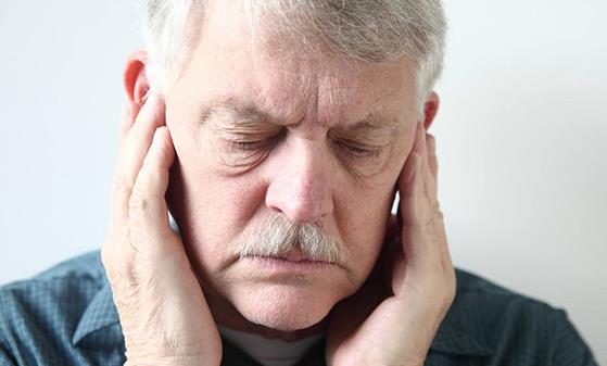预防老年人幻听按摩耳朵