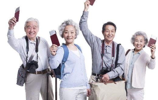 老年人选择去旅游