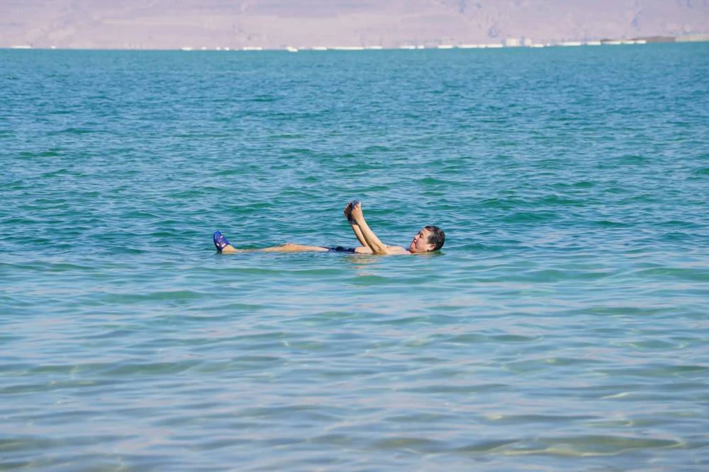 为什么不会游泳的人掉入死海不会被淹死