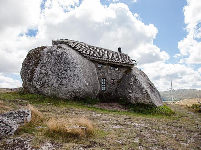 全世界最疯狂的房屋：建在两块巨石之间