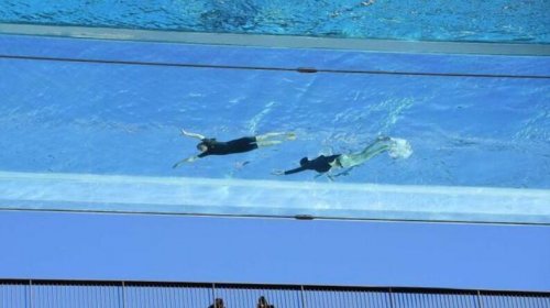 世界首个空中全透明泳池