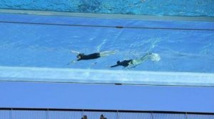 世界首个空中全透明泳池