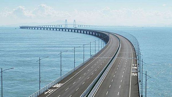 港珠澳大桥全长多少公里？