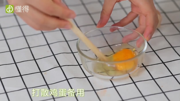 酱油炒饭的做法-打散鸡蛋备用