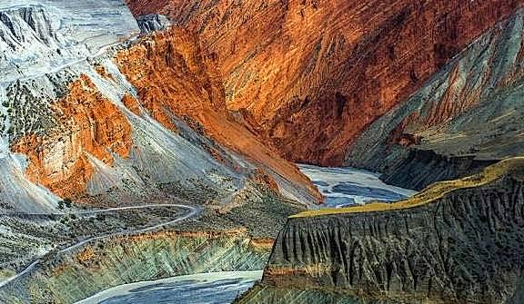 中国色彩最丰富的大峡谷：安集海大峡谷