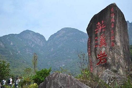 中国最危险的石头：摇摇欲坠