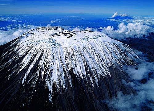 非洲最高的山峰：乞力马扎罗山高5892米